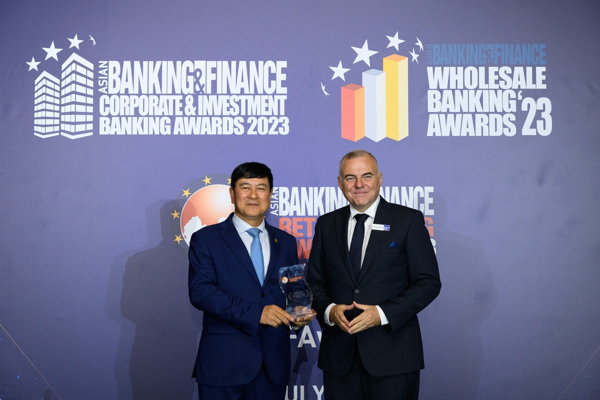 Ông Tim Charlton, Tổng Biên tập ABF trao giải cho ông Trần Hoài Nam, Phó Tổng giám đốc HDBank.