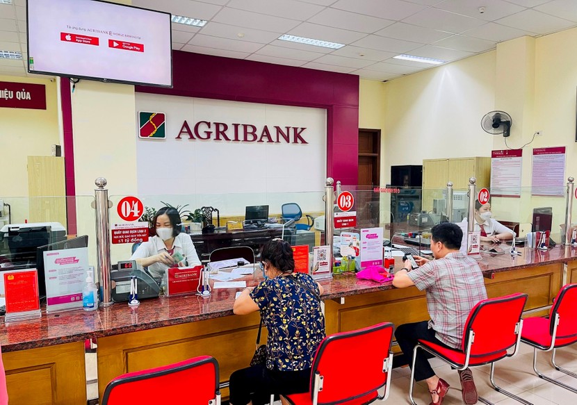 Nhiều ngân hàng công bố cho vay để trả nợ trước ngân hàng khác.