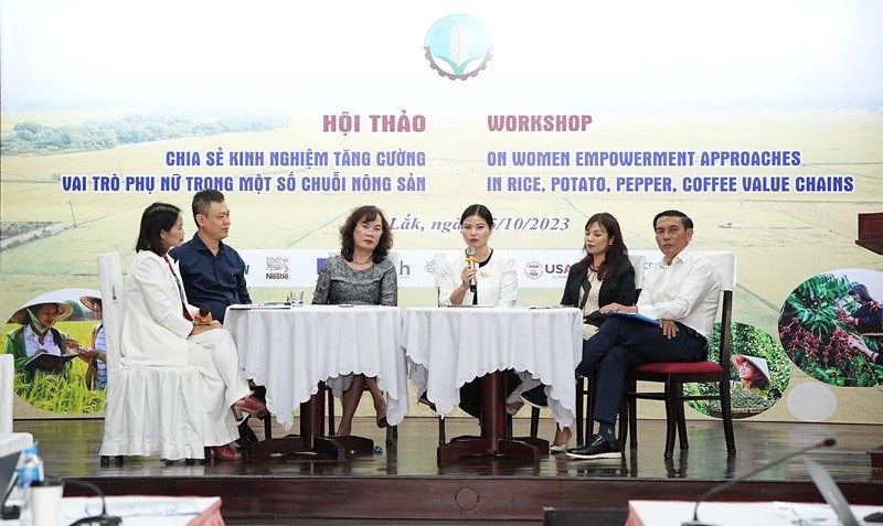 Hội thảo “Chia sẻ kinh nghiệm tăng cường vai trò phụ nữ trong một số chuỗi nông sản”.